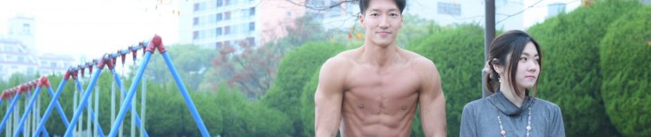 「デート中に公園で一休みするマッチョ」