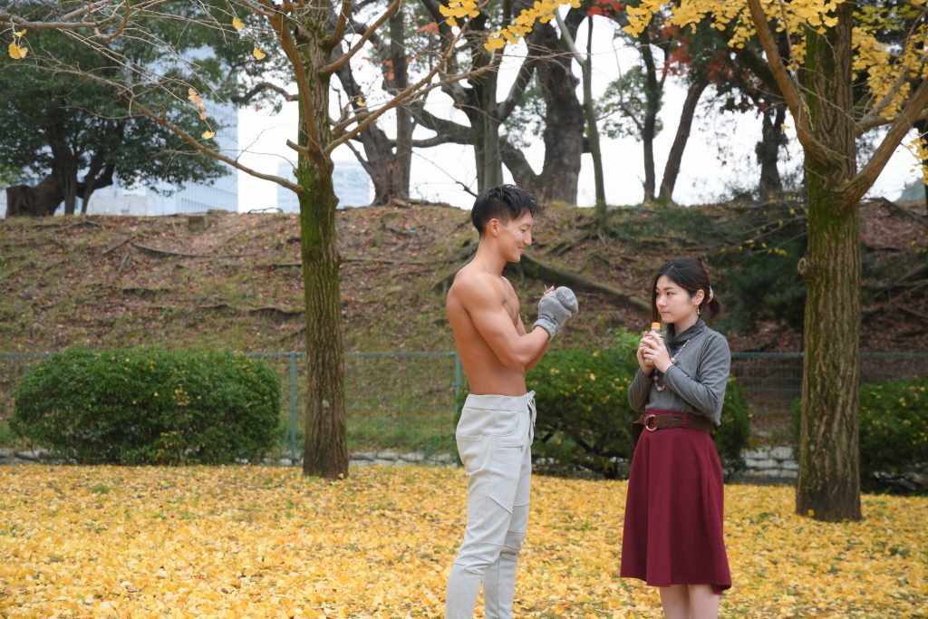 「真冬の公園は寒いと気付いたマッチョ」