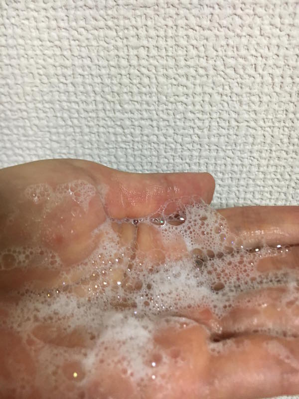 手のひらでしっかり泡立てる