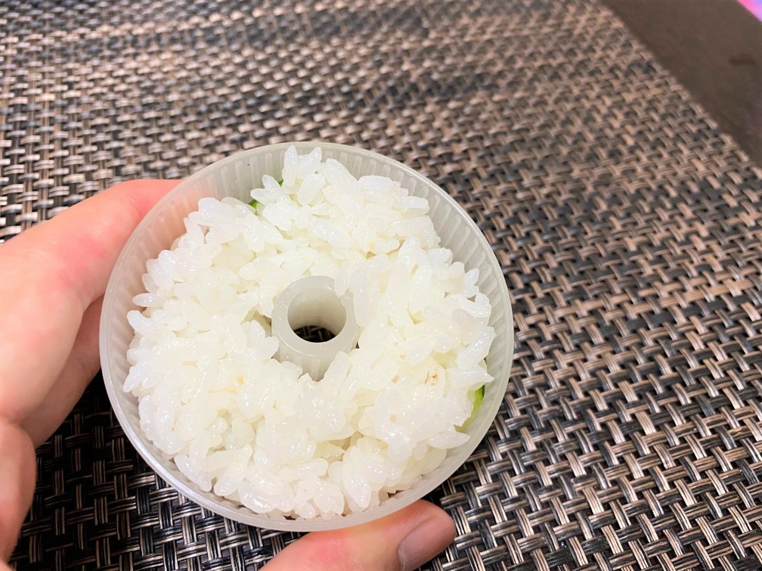 具を入れたらご飯を詰めてギュッと押す