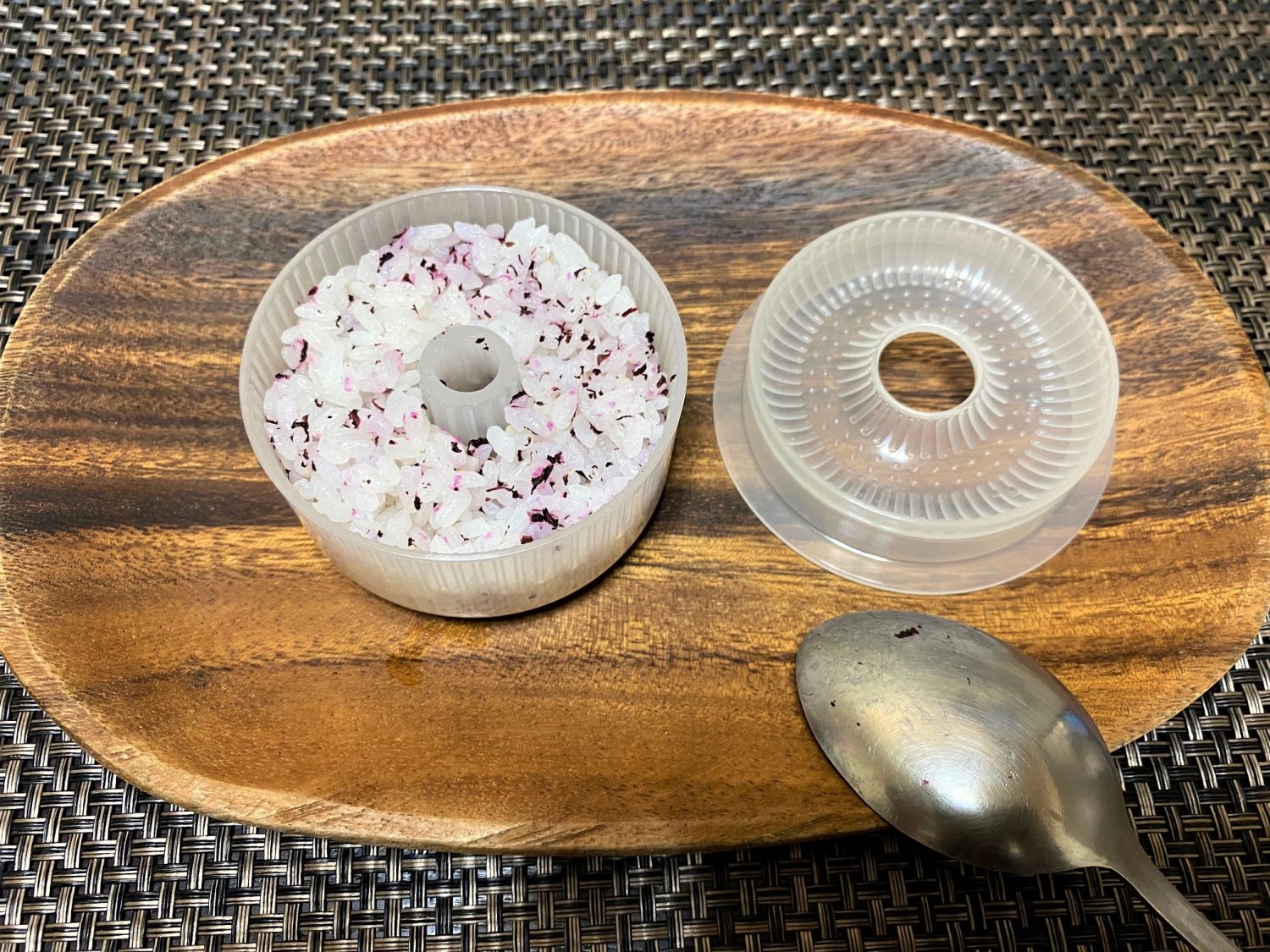 茶碗1/2杯分のご飯を詰めます