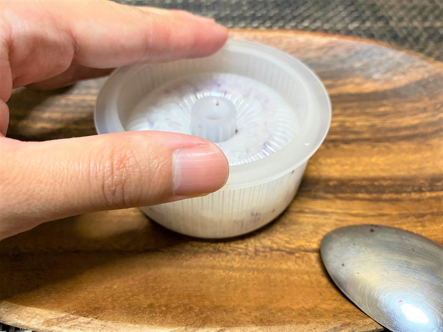 フタをして強く、ギュッと押さえます