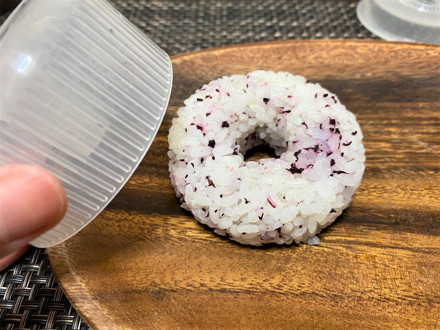 底の中央部を押して中身を取り出します