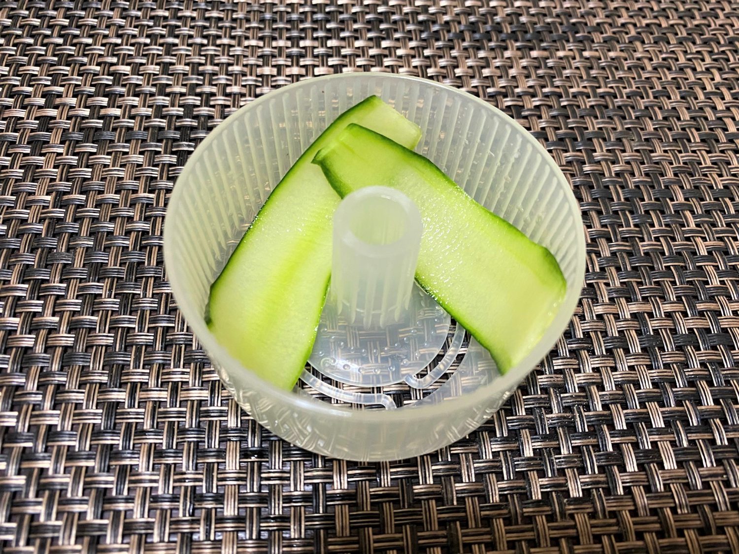 食材は薄く切ったほうが形が崩れにくいです