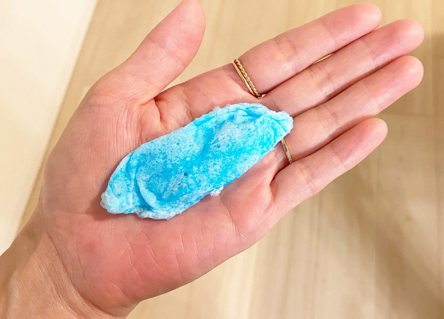 首の後ろを冷やしたり、おでこに当てるのも◎