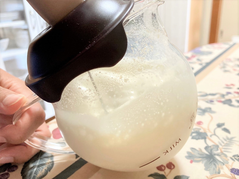 写真のように取っ手側に容器を傾けると泡立ちやすい