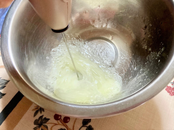 メレンゲのふわふわ卵がけご飯、卵白は約1分混ぜる