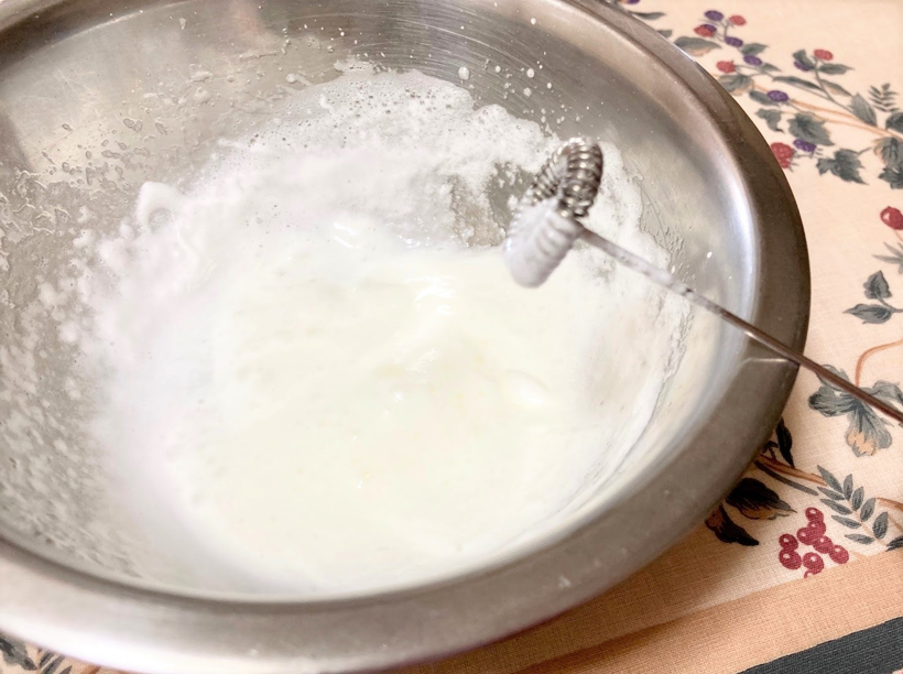 ハリオのミルクフォーマーでふわふわのメレンゲが完成