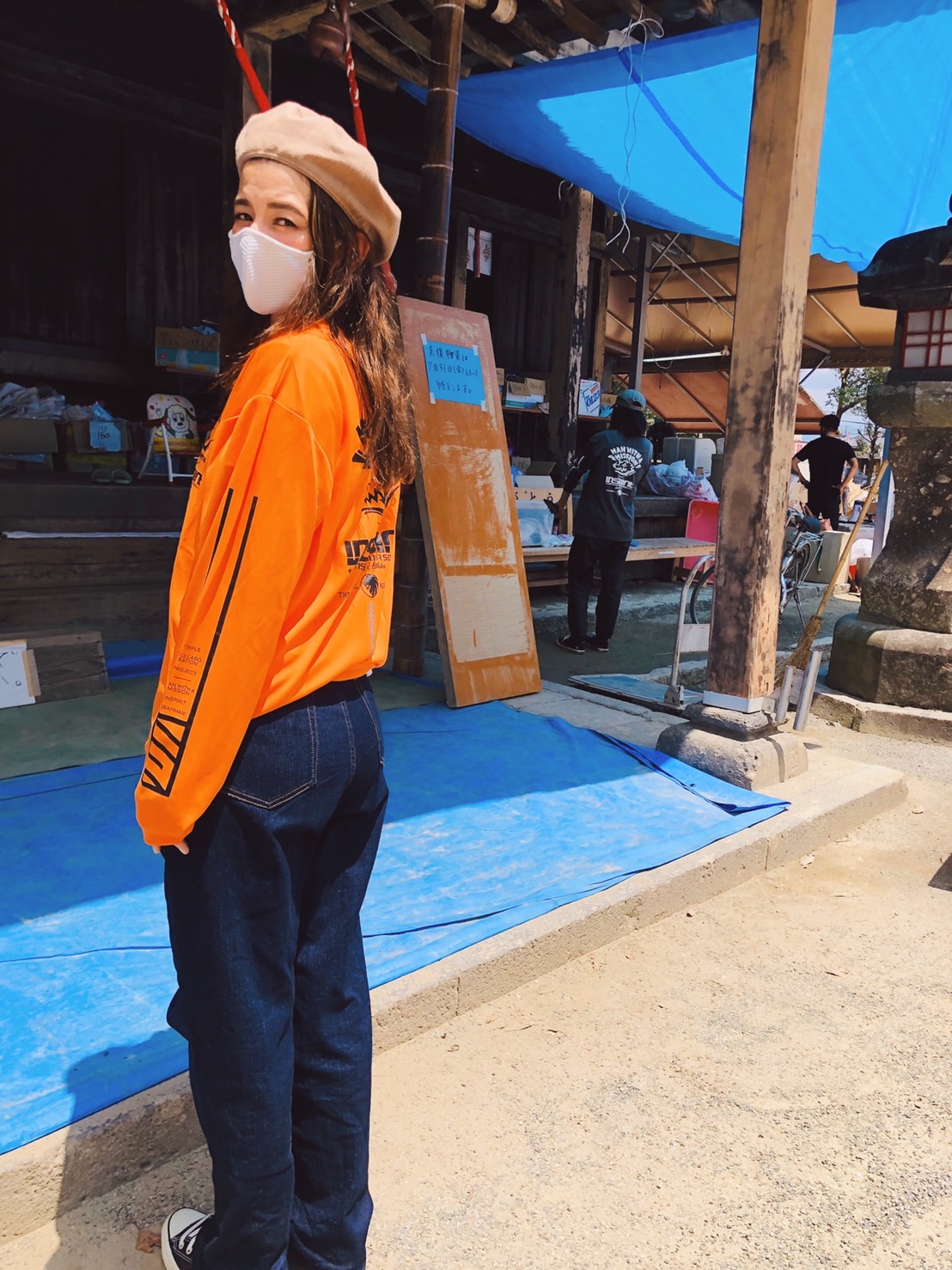 熊本県人吉市の青井阿蘇神社に、おむつやおしりふきなどの物資を届けたというスザンヌさん