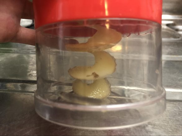 ハンドルを押しながら時計回りに回転させる