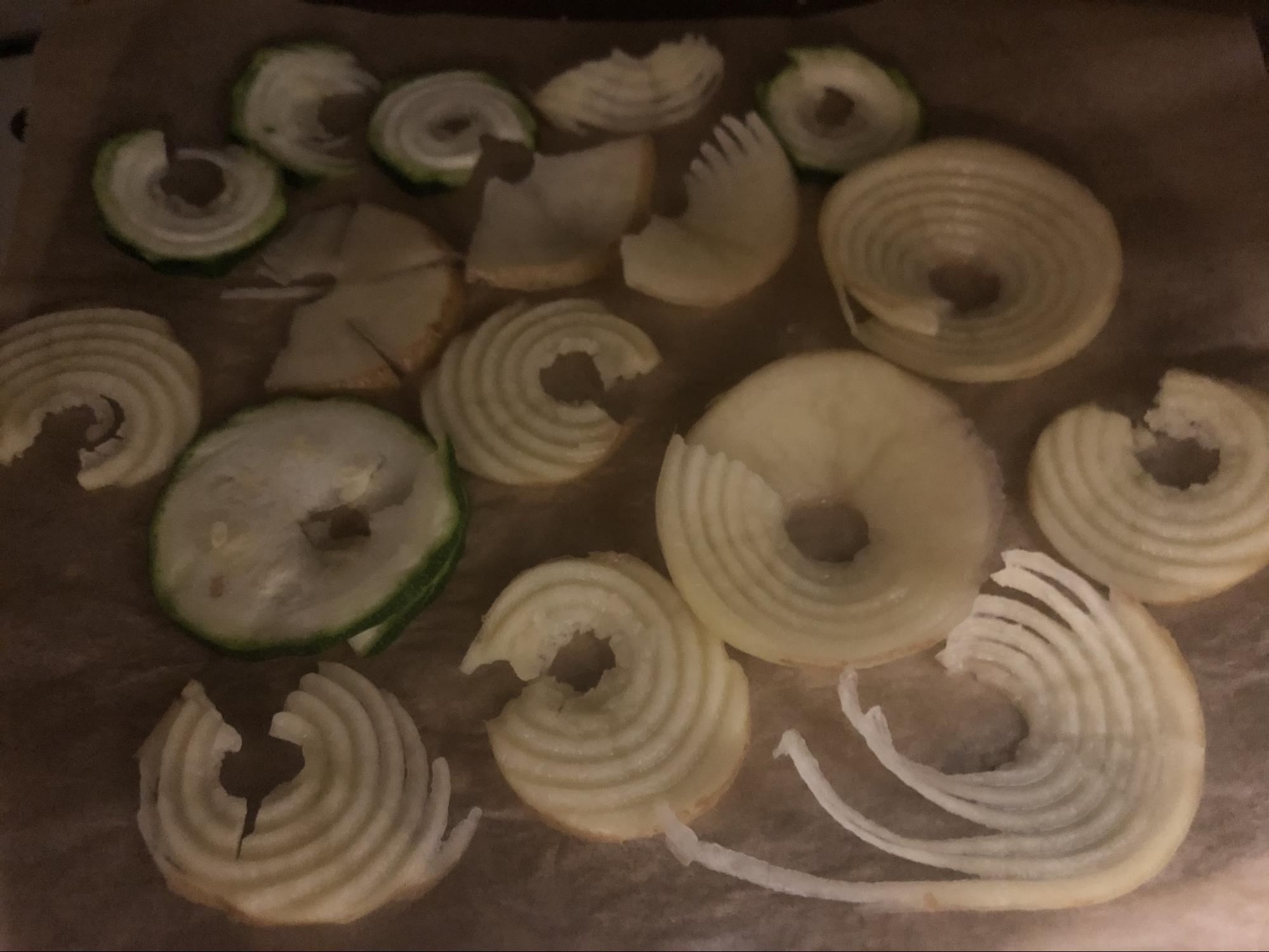 耐熱皿にクッキングシートをしき、野菜を置く