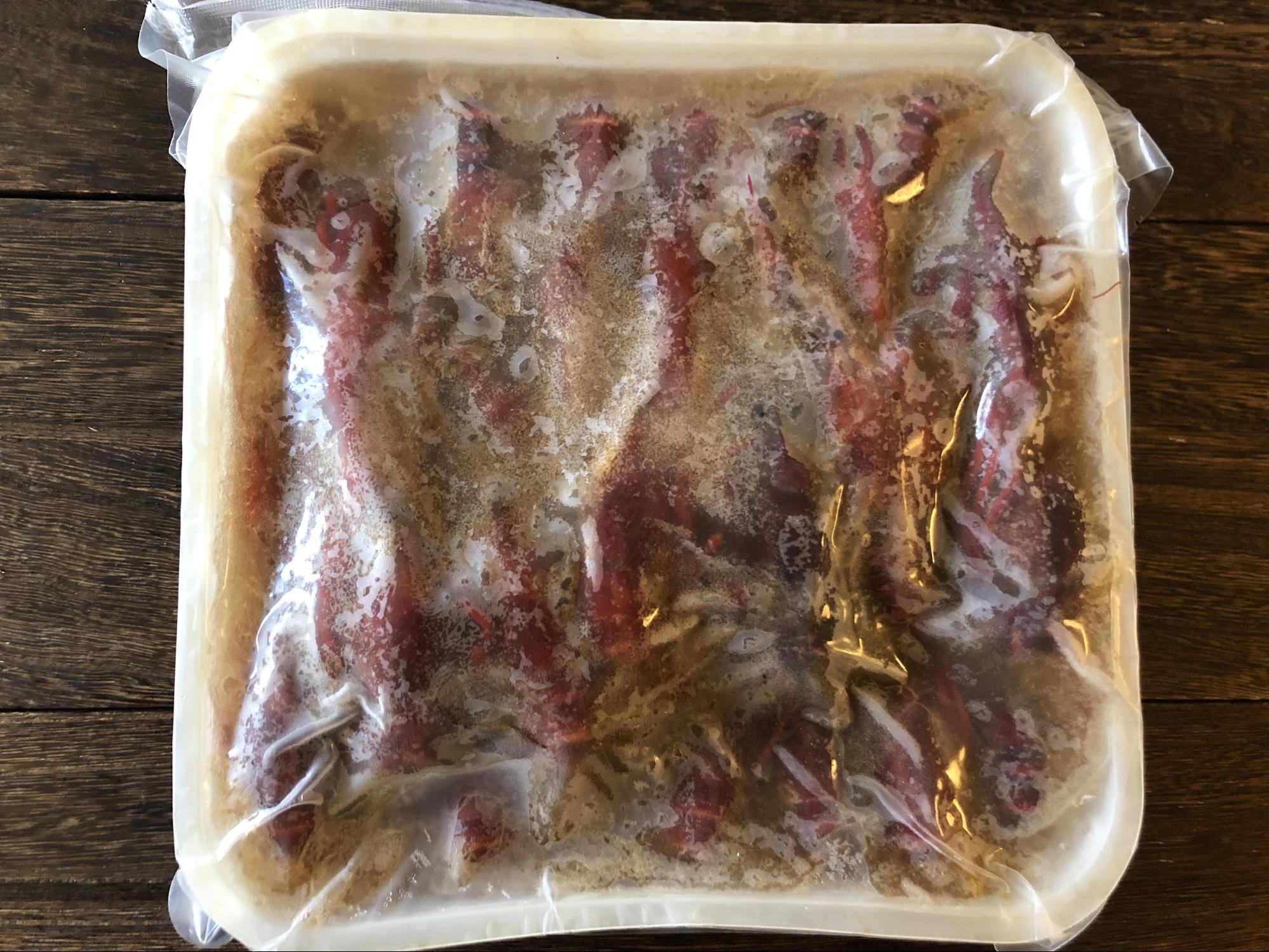 箱から出すとギュッと詰まったザリガニが見えます