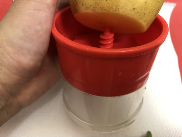 ジャガイモをカッター内の突起に回しながら刺す