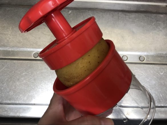 ジャガイモの上からハンドルをセットする