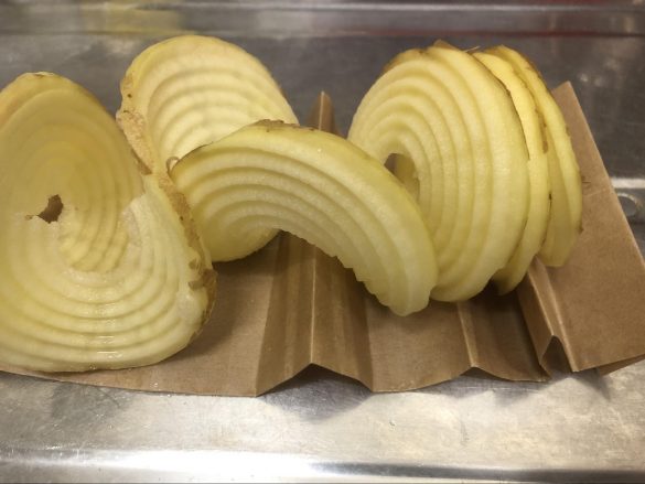 ギザギザに折ったクッキングシートの上に野菜をのせます