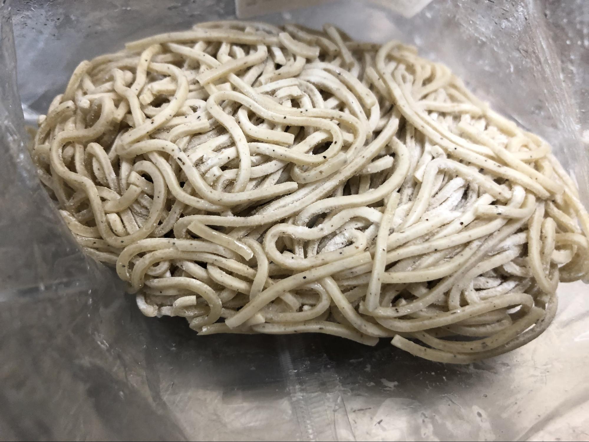 よ〜く見ると、黒い点々が