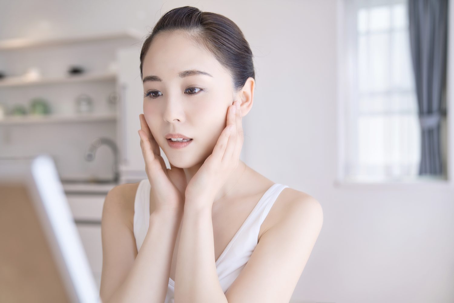 顔を一回り小さく見せるメイクテク