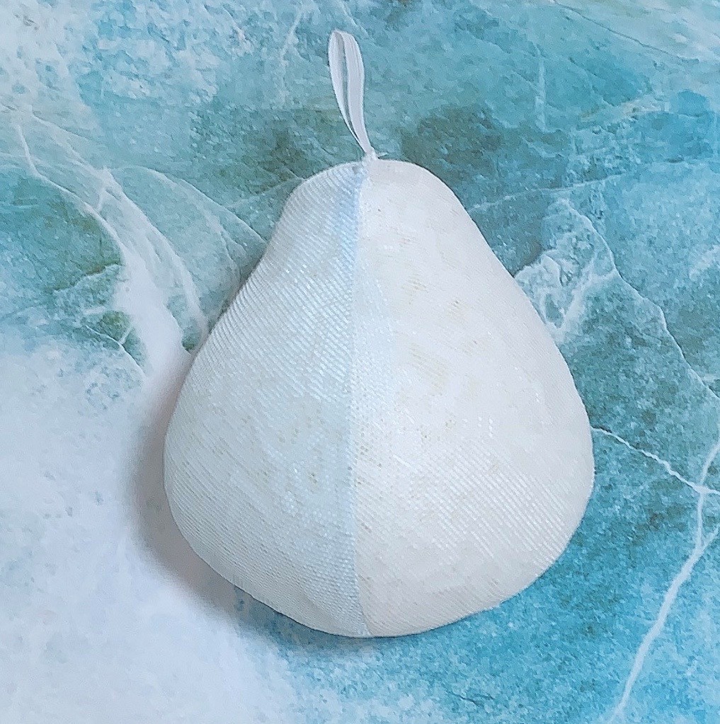 中のボールは洋ナシ型