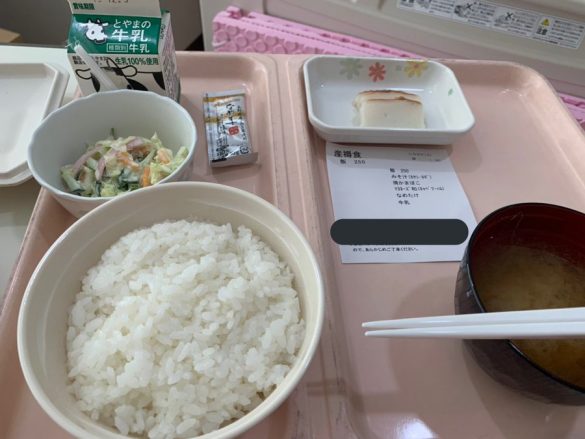 おかずはまさかの「かまぼことサラダのみ」