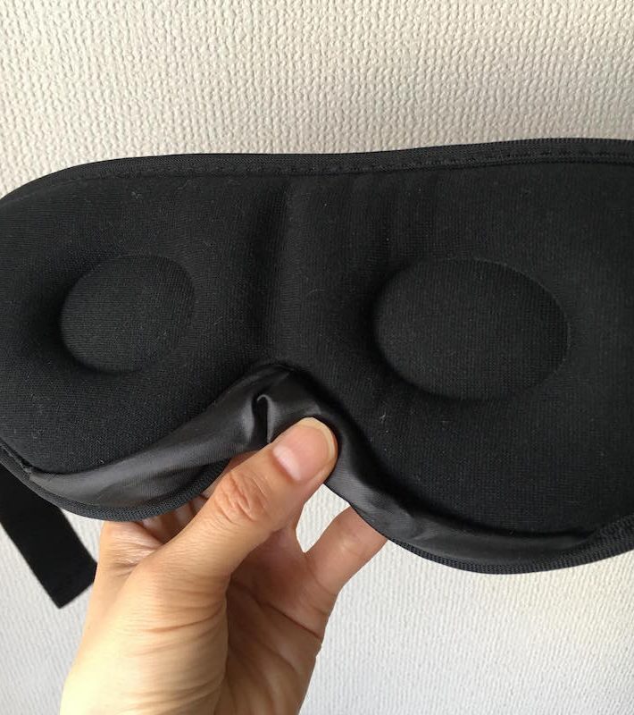 内側は眼球の部分がくぼんでいます