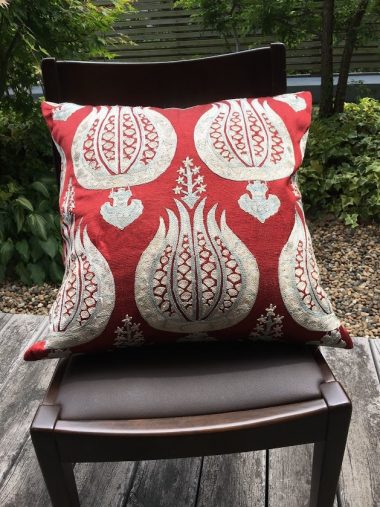 チューリップ柄の刺繍を施したクッション