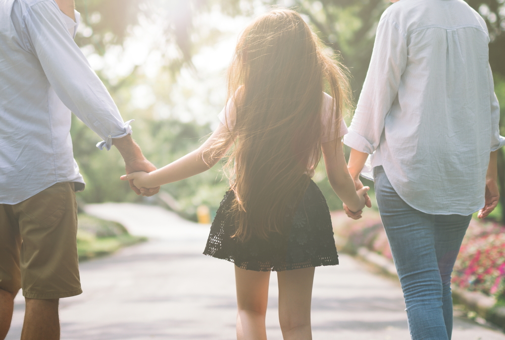 子供、親子、女の子、女児と両親