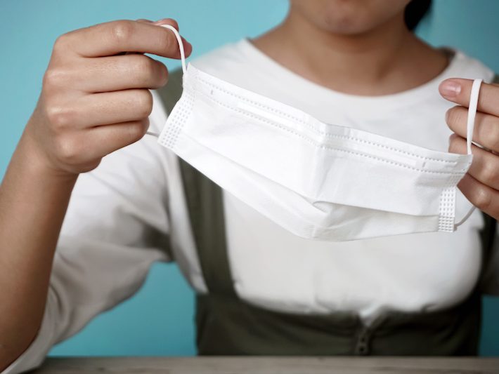 マスクの“外面”を触らないよう注意（※写真はイメージです）