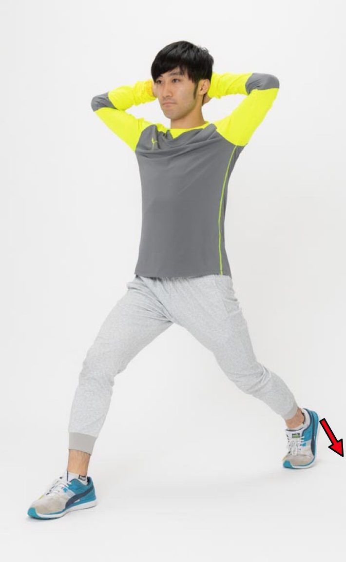 3. 最後に左のかかとを床に押しつけます。