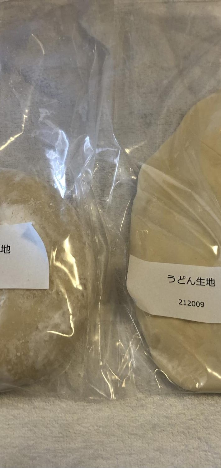 かかとでグルグルと回りながらかかとで生地全体を踏む