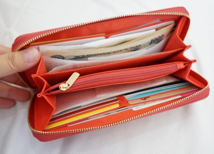 筆者の長財布。カードやレシートでパンパン