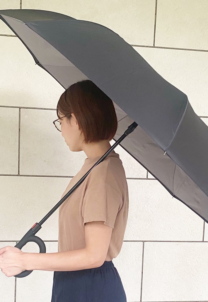 傘はワンタッチで簡単に開くことができます