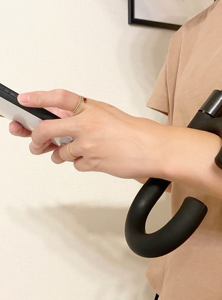 持ち手は傘にしては珍しいC型のデザイン