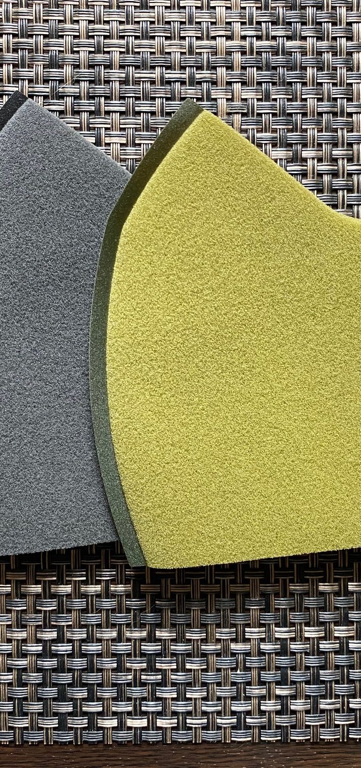 左からネイビー、グレー、カーキです