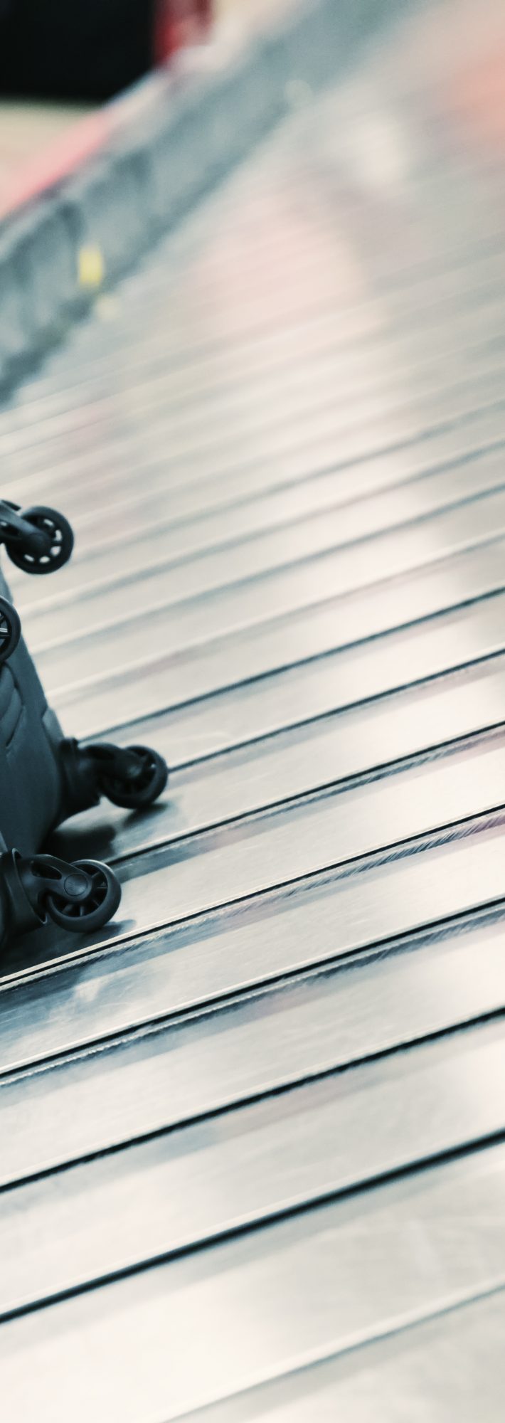 ス、スーツケース忘れてますよ！