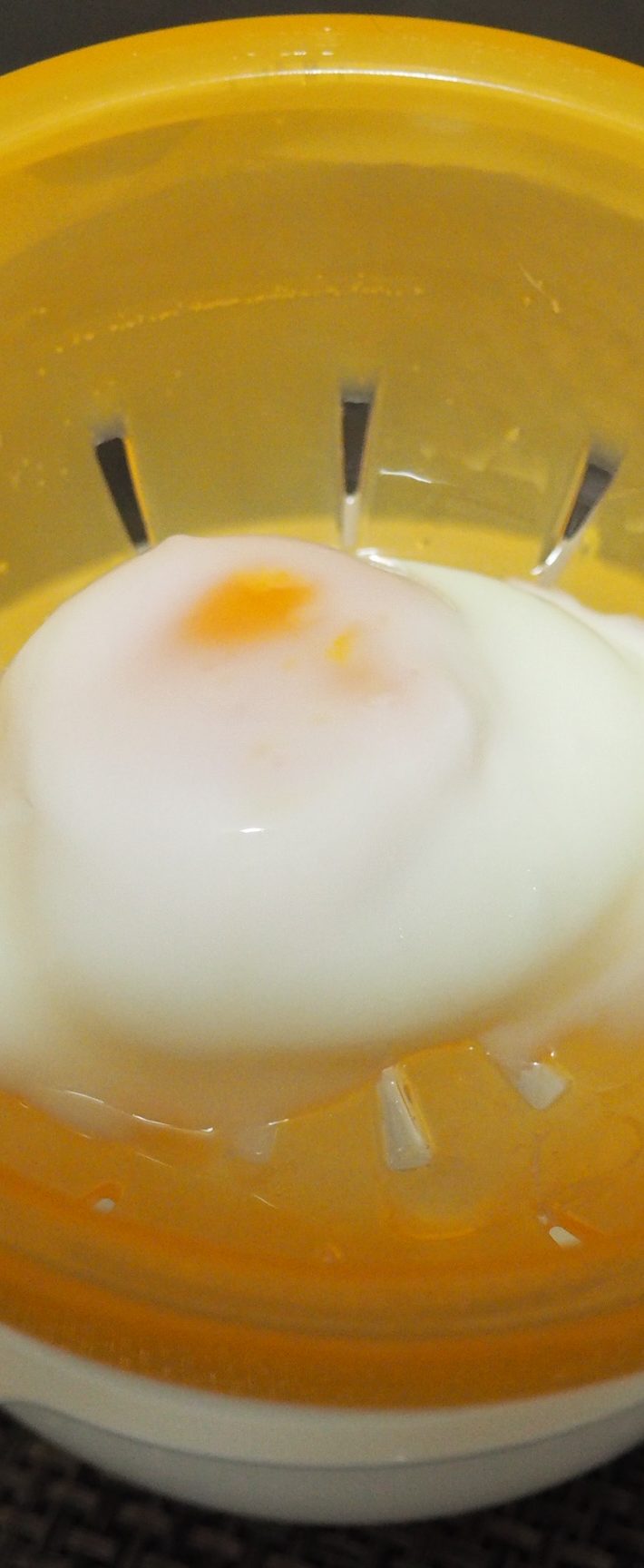 ザルの部分を持ち上げると湯が切れるようになってる