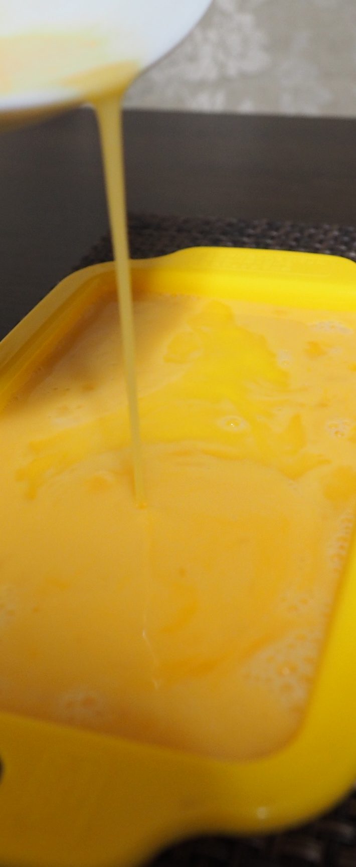 溶き卵大さじ2杯を全体に薄く平らに広げます