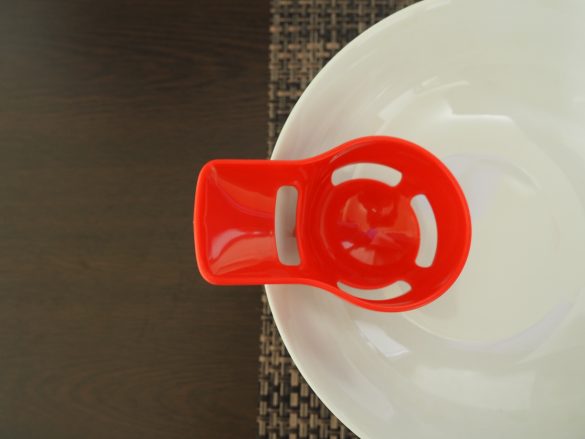 1本体をボウルのフチに掛けてそこに生卵を割り入れるだけ・1