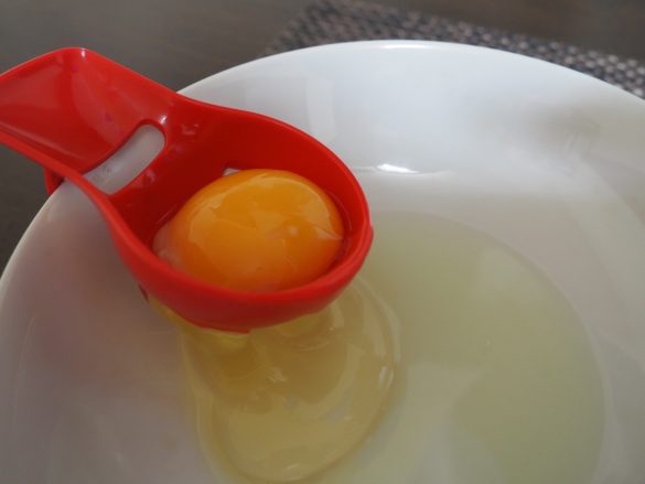 1本体をボウルのフチに掛けてそこに生卵を割り入れるだけ・2