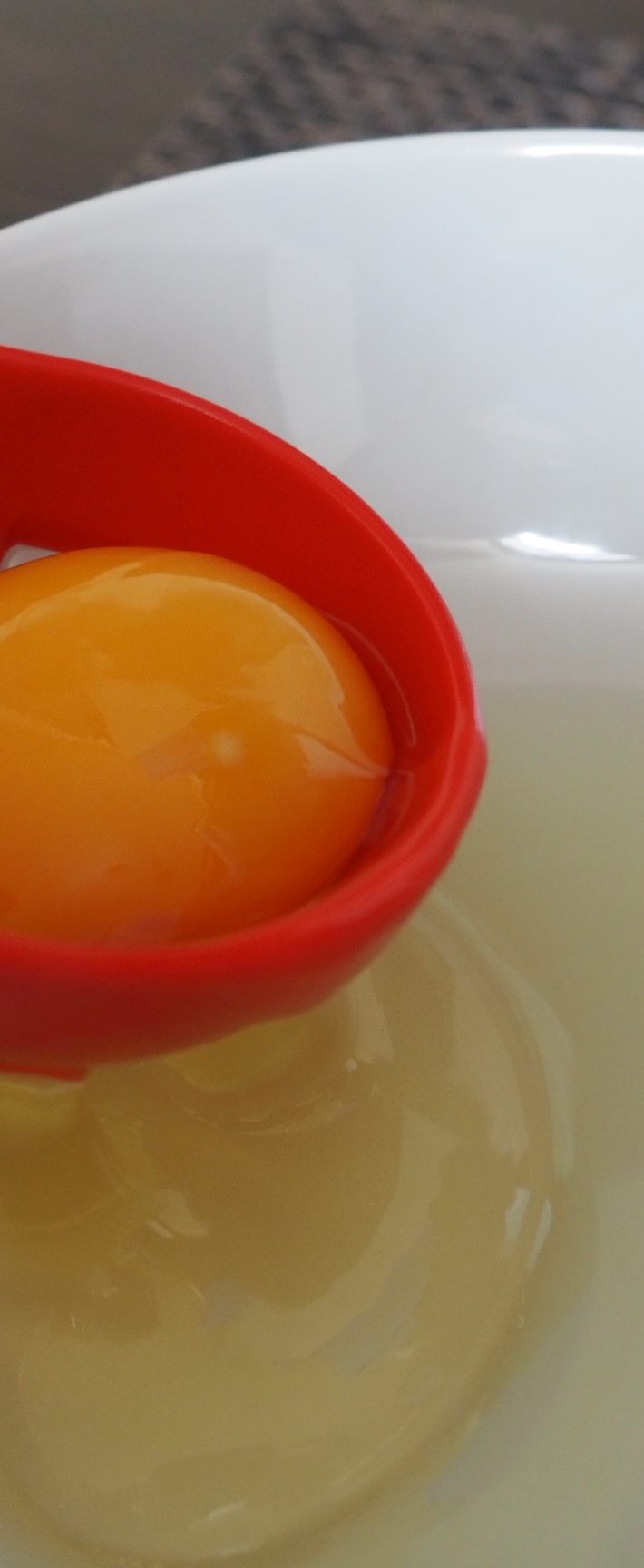 1本体をボウルのフチに掛けてそこに生卵を割り入れるだけ・2