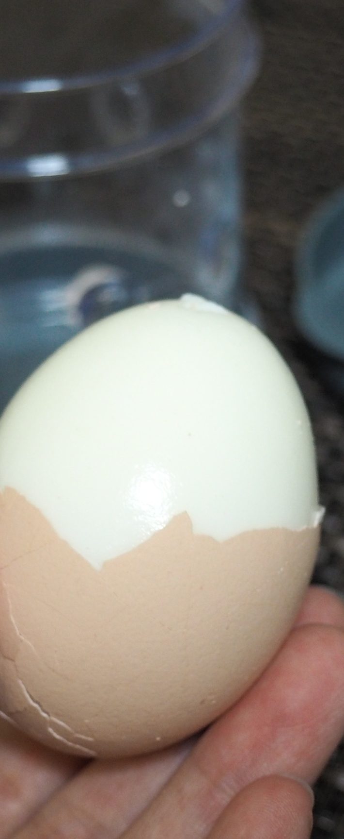 ゆで卵を取り出して殻をキレイにとる