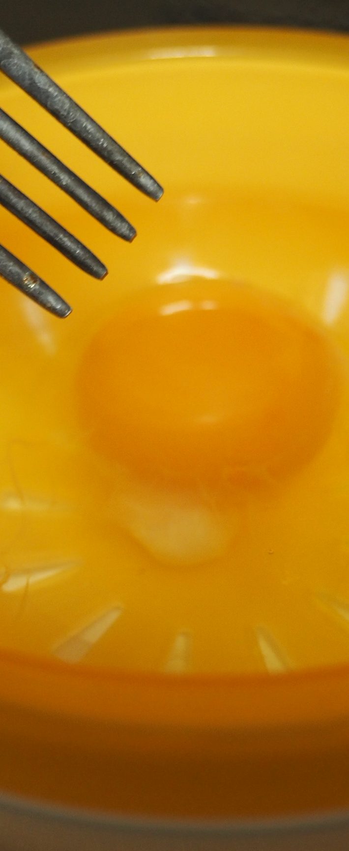 破裂を防ぐためにフォークで数カ所に穴を開ける