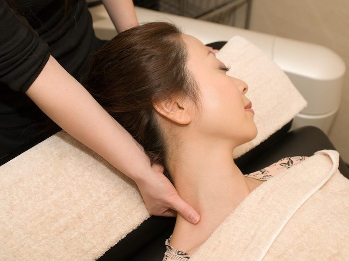 まずは肩や首を刺激する（写真提供／ベルシュヴー）