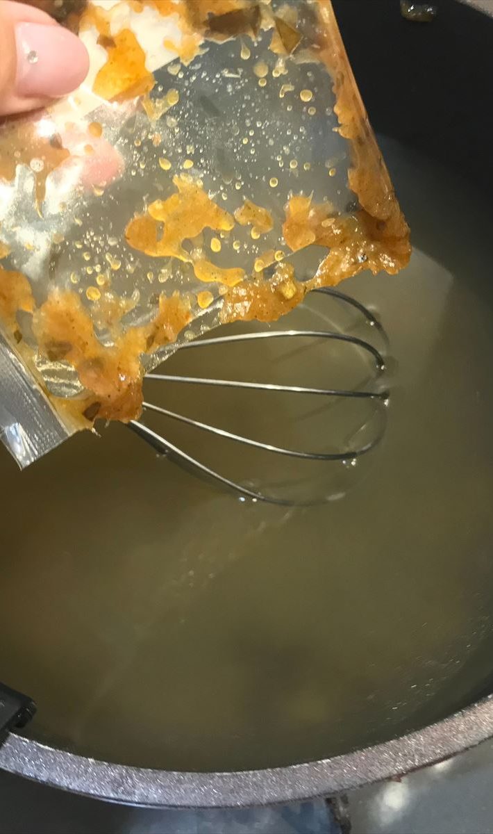 沸騰したお湯にチムチュムペーストを入れる