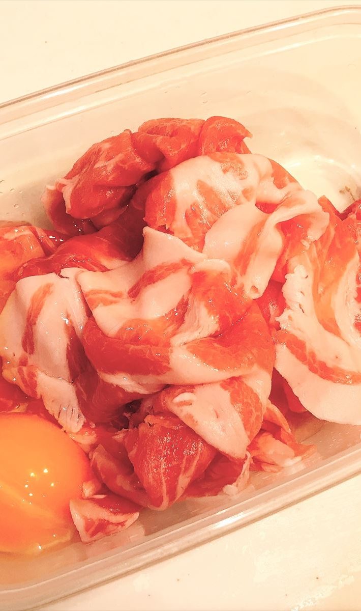 豚肉に卵を絡めます