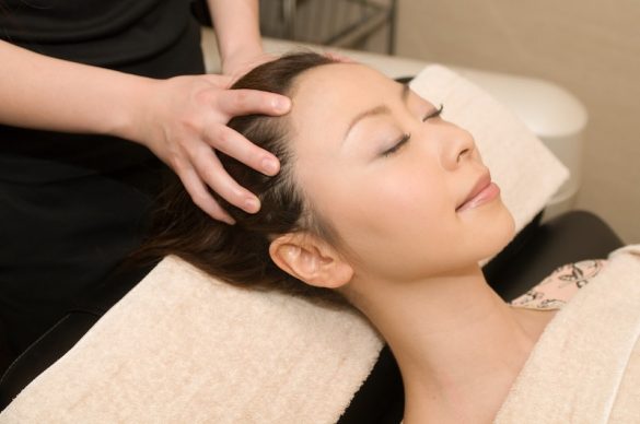 あごラインにはこめかみの延長。写真の中指辺りの場所を集中的にケアするのがオススメ（写真提供／ベルシュヴー）