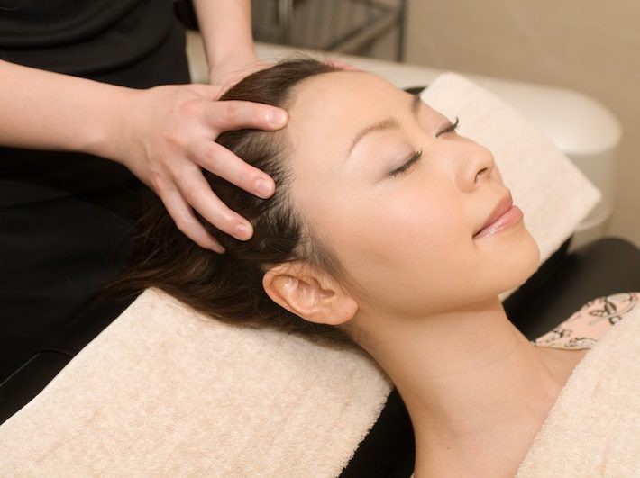 あごラインにはこめかみの延長。写真の中指辺りの場所を集中的にケアするのがオススメ（写真提供／ベルシュヴー）