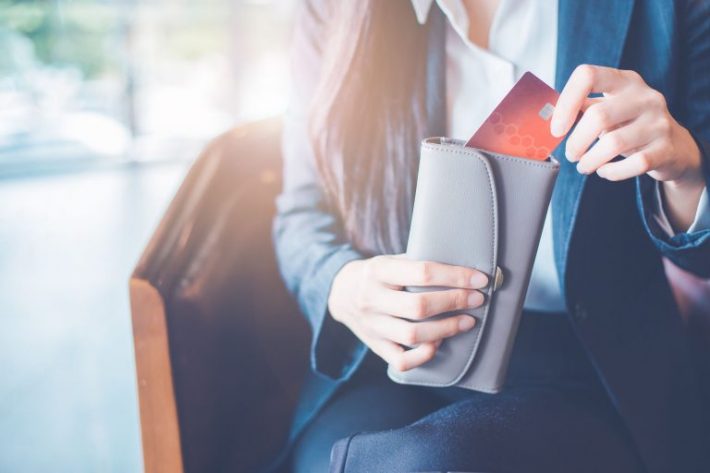 財布、ヒモ、貢ぐ女性