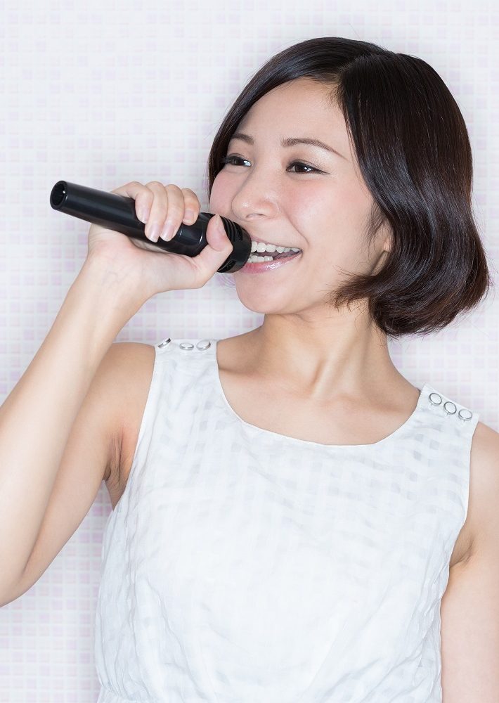 歌う女性