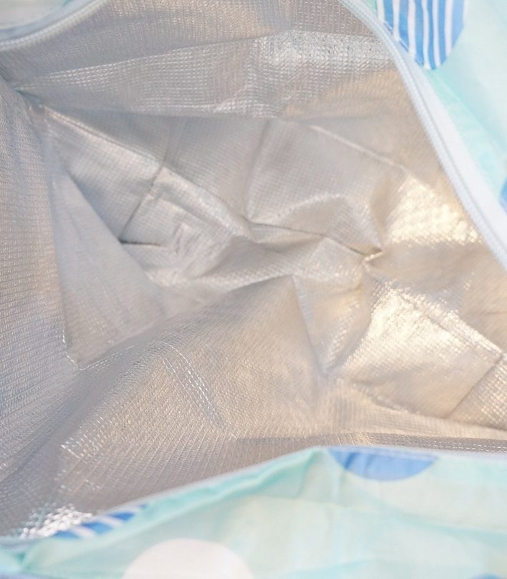 ファスナーでしっかり口を塞ぐことができる