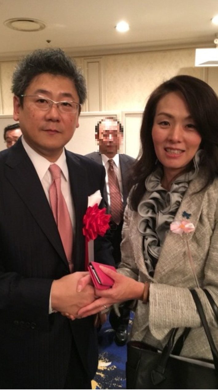 『新潮45』への杉田議員擁護特集への寄稿文で炎上した小川榮太郎氏（左）と（画像：杉田水脈オフィシャルブログ 2015/11/12投稿より）